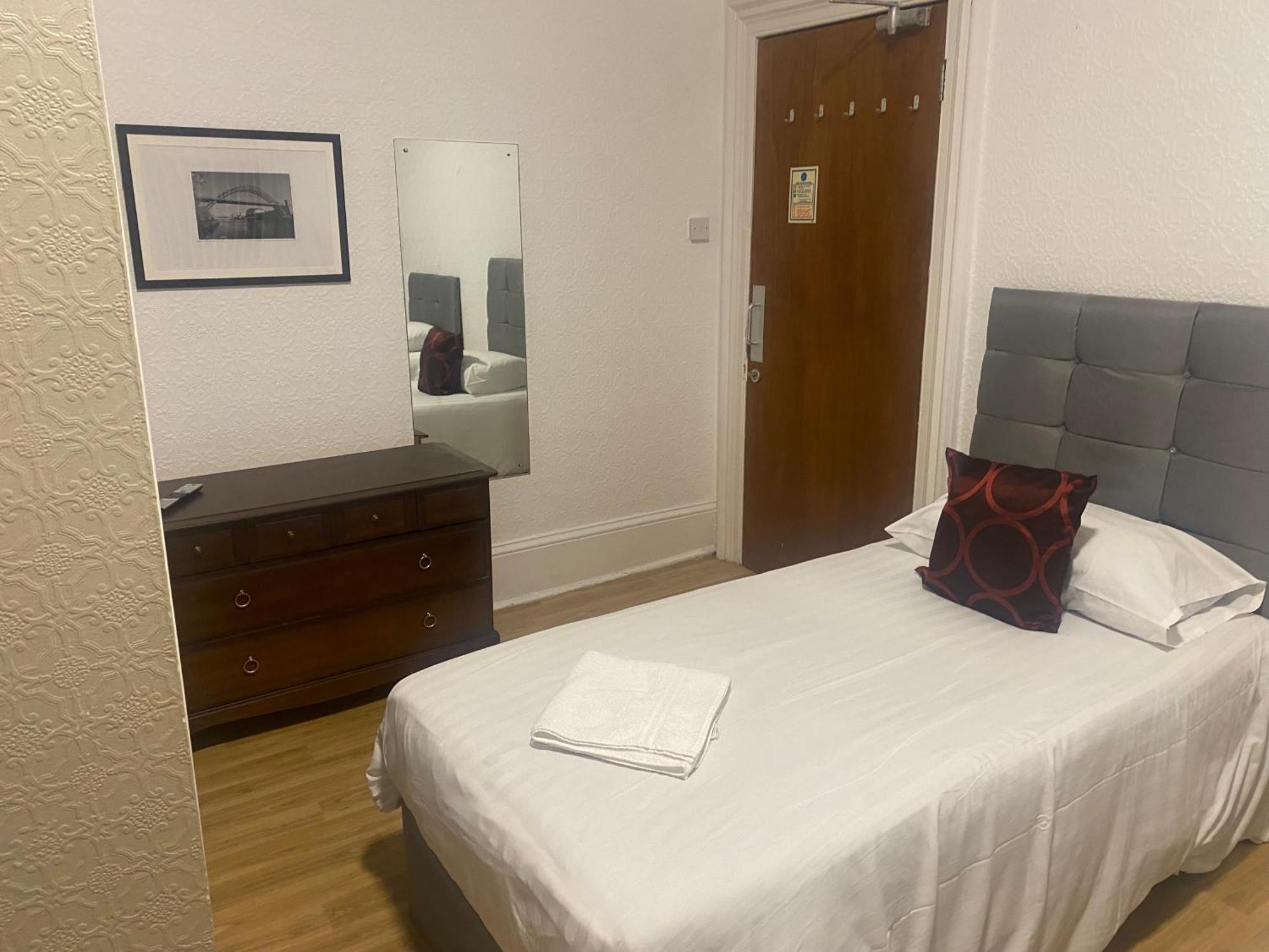 Clifton Hotel Newcastle Rum bild