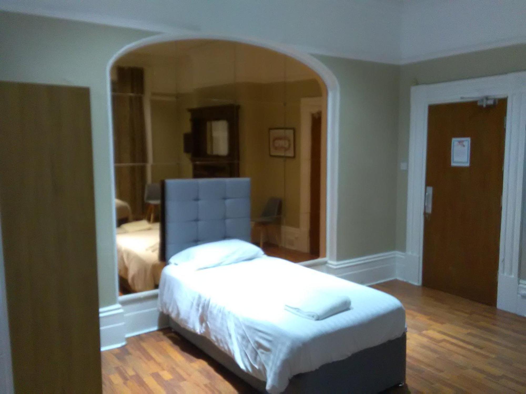 Clifton Hotel Newcastle Rum bild